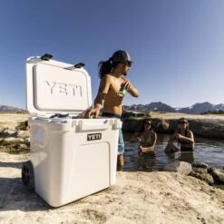 Yeti Coolers ROADIE 48 WHEELED - Kühlbox -Frilufts Geschäft 5638039355 z roadie 48 wheeled yeti coolers 24